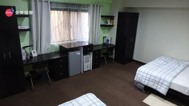 Monol 學校宿舍雙人房，超大床鋪，空間寬敞舒適，每間房間都有窗戶喔