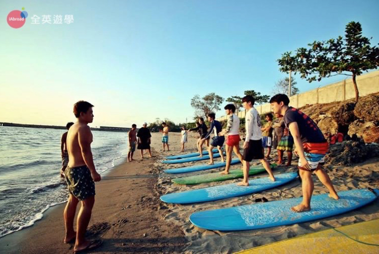 BECI 學校週末活動，學生一起去海邊玩衝浪