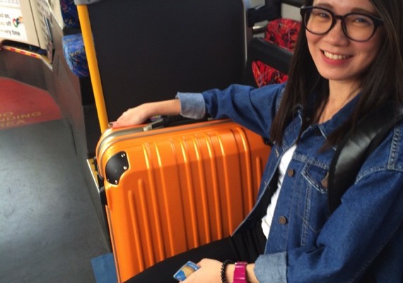 ▲ 上公車了，我們離你在澳洲的第一站又更近了。像 Celine 這樣約 28~30吋的行李箱剛好，裝滿大約 20公斤，是最適合的行李量。