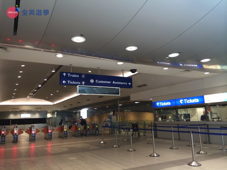 ▲ 雪梨國際機場站 Sydney International Airport Station。右為人工售票口與加值處。前方為閘票口，感應 Opal Card 即可通過。