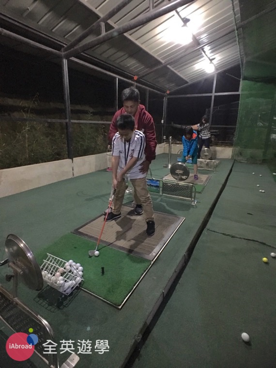▲ MONOL 碧瑤語言學校的免費高爾夫球課，讓國手級教練來教你打高爾夫～