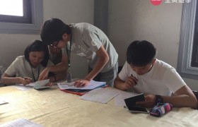 BECI 碧瑤學校學生報到第一天，學生填寫入學資料