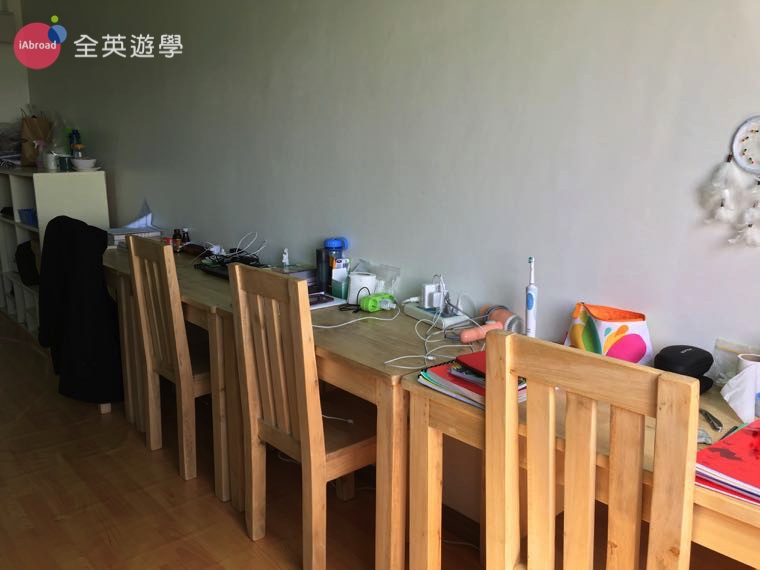 BECI 碧瑤學校 學生宿舍-三人房設備，書桌椅