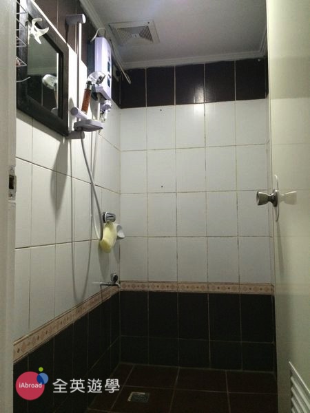 ▲ 淋浴間基本上是電熱水器，和廁所分離
